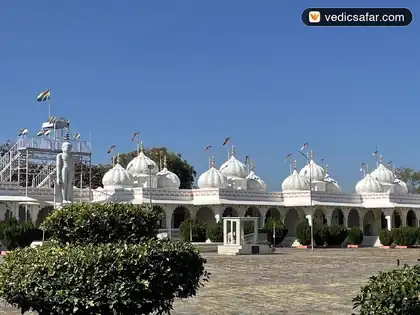 Bhagvan Bahubali Digambar Jain Atishay Kshetra Gommatgiri photo 2